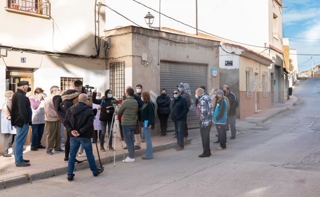 Vecinos de la calle Portijico de Lorca reclaman su renovación