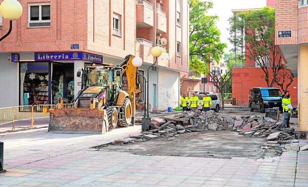 Comienzan los trabajos en la plaza de Vera de Lorca para acabar con las filtraciones a un garaje