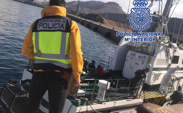Arrestados 11 pateristas por trasladar a más de 300 inmigrantes desde África hasta las costas de la Región de Murcia