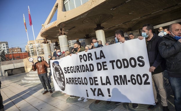 Trabajadores de Sabic y vecinos exigen el arreglo urgente de la carretera de La Aljorra