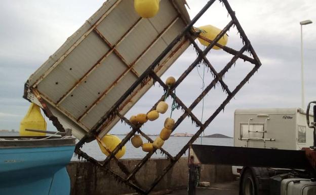 La Fundación Estrella de Levante retira cerca de 25 toneladas de residuos de los fondos marinos del Mar Menor