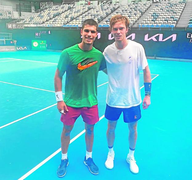 Carlos Alcaraz se entrena con Rublev en Melbourne