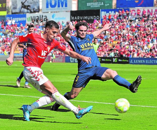 Galas, on the right, tries to avoid a cross from Álvaro Rodríguez at UCAM-Real Murcia in 2019. 