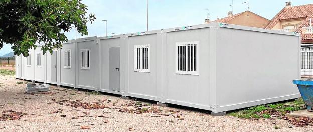 Las nuevas aulas prefabricadas sin muebles ni luz desatan las quejas en el IES Menárguez de Los Alcázares