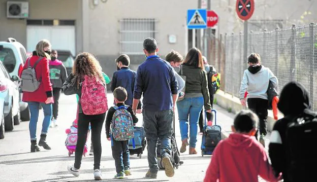 Students from the Nuestra Señora de la Fuensanta school, in Murcia, after class yesterday. 