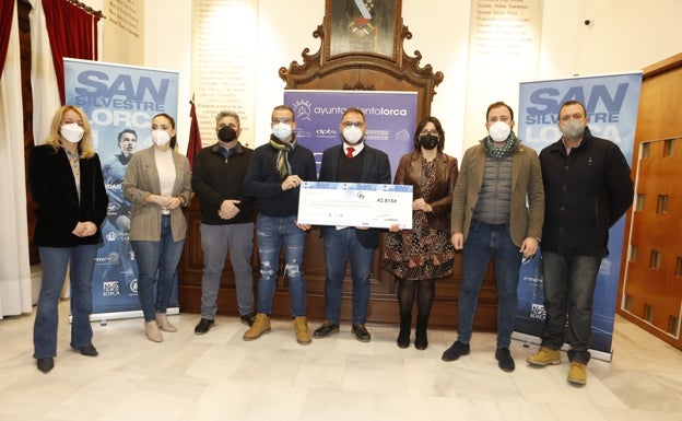 La Asociación Alzheimer de Lorca recibe 2.815 euros de la carrera San Silvestre