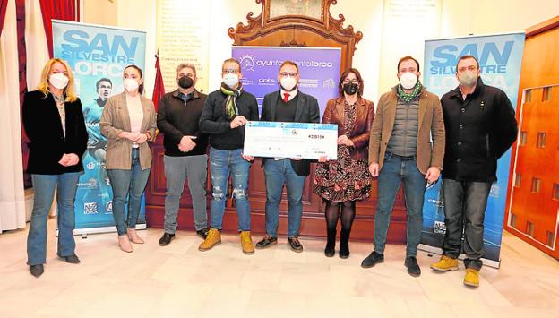 La Asociación Alzhéimer recibe 2.800 euros de la San Silvestre en Lorca