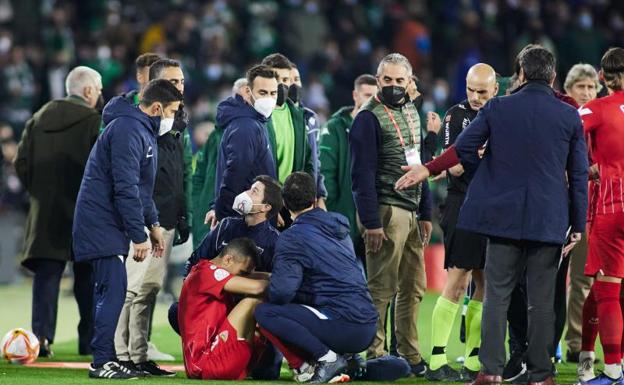 Joan Jordán is treated after receiving the impact of an object thrown from the stands at the Benito Villamarín. 