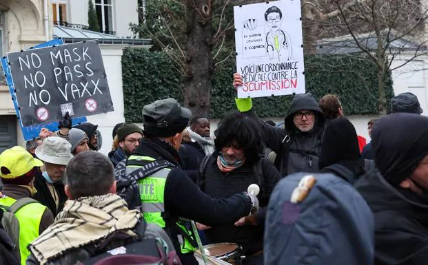 Anti-vaccine protesters in front of the French National Assembly.