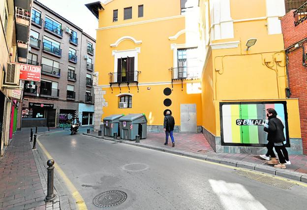 El Ayuntamiento de Murcia retirará los contenedores del lateral del Colegio Mayor Azarbe