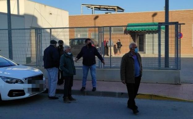 Desalojan a los usuarios del centro de mayores de Las Torres de Cotillas durante una protesta