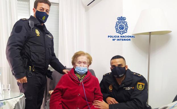 Dos policías consiguen reanimar a una mujer de 93 años en Yecla hasta la llegada de los servicios sanitarios