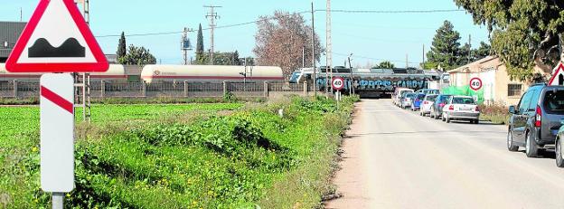 El Ayuntamiento de Cartagena insta a Adif a suprimir ya el paso a nivel entre La Palma y Pozo Estrecho