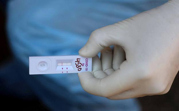 Ordenan la retirada de los test de antígenos Genrui tras detectarse medio millar de falsos positivos