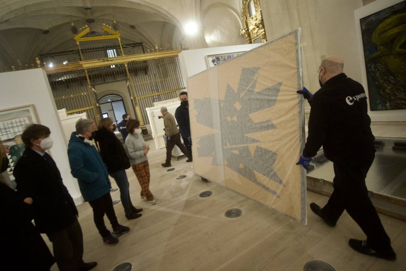 Montaje de la exposición 'Atlas, coordenadas e identidades en la colección Mariano Yera'
