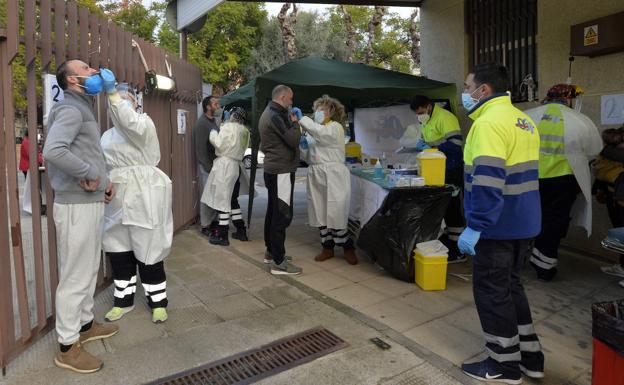 Los contagios siguen cayendo en la Región de Murcia, pero la pandemia deja seis fallecidos en el último día