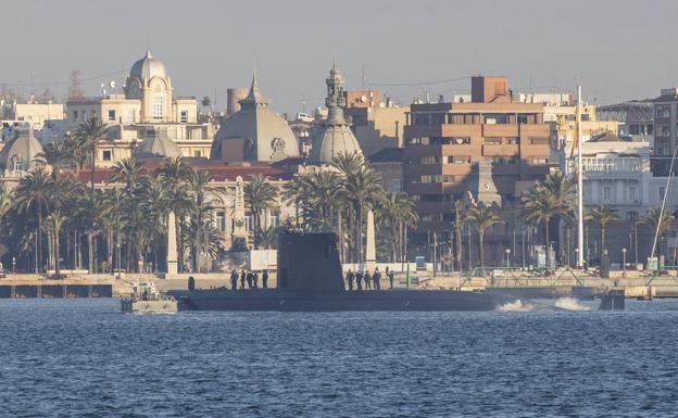 El submarino 'Tramontana' llegando al Puerto de Cartagena esta mañana./J M RODRÍGUEZ / AGM