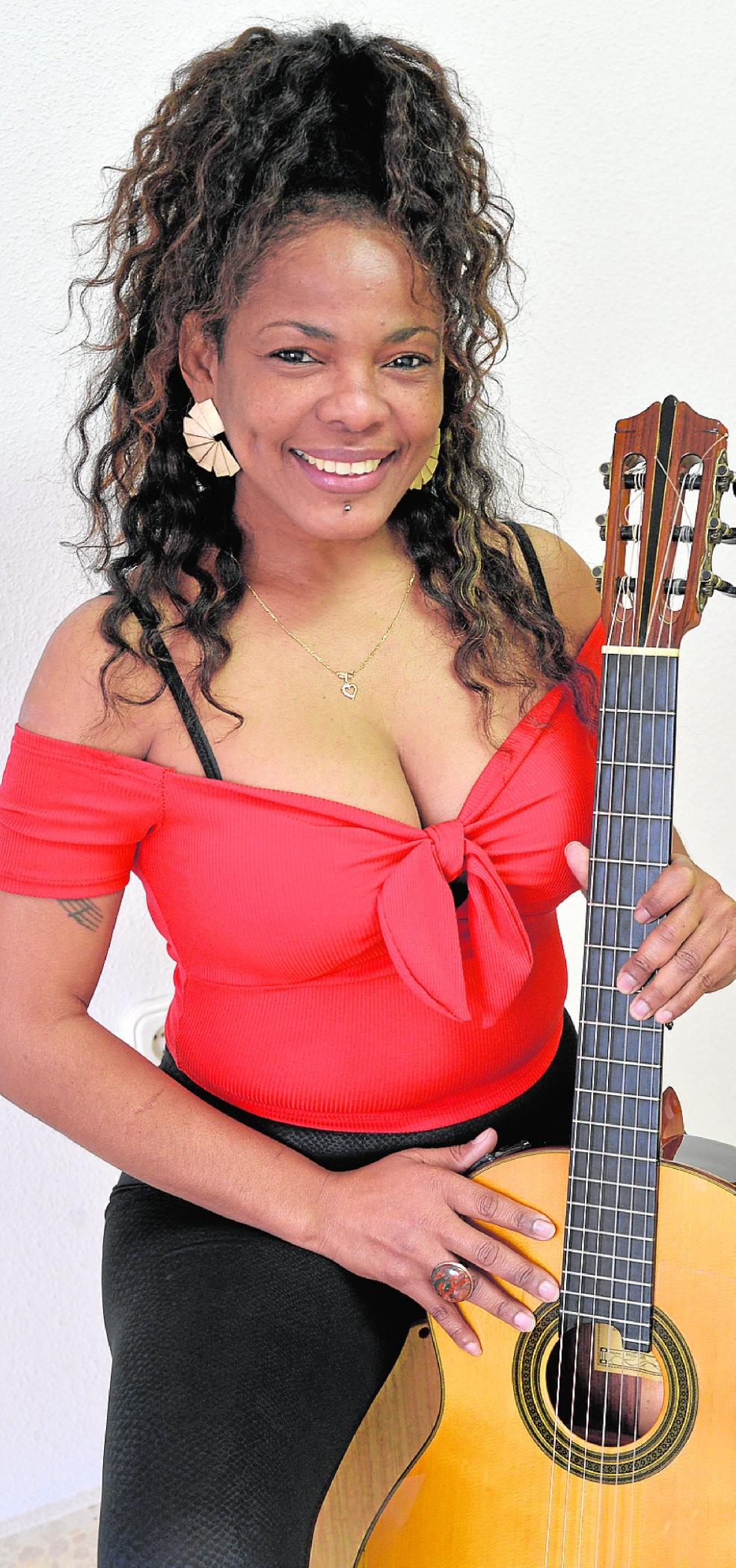 Rosa Cruz: «Es la primera vez que compongo baladas y ha sido un reto para mí»
