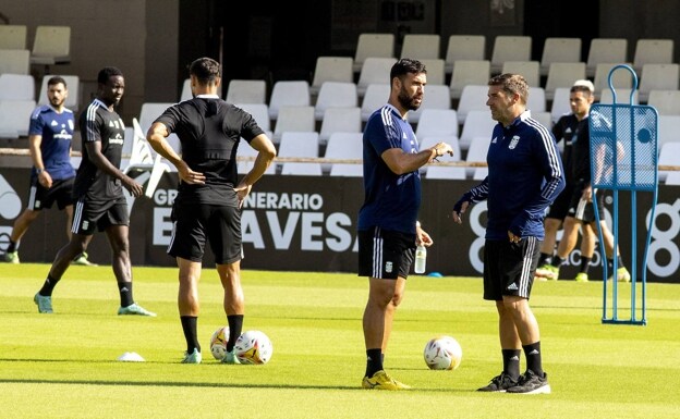 Carrión (right) chats with his second, Domingo Schism, in training at the Cartagonova. 