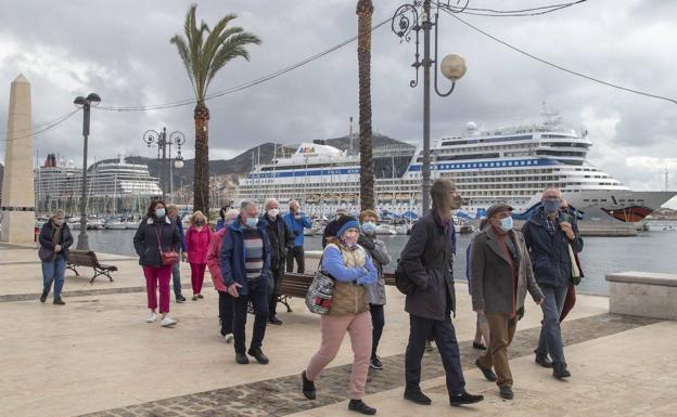 El Puerto de Cartagena recibe la primera doble escala de cruceros del año con 1.670 pasajeros