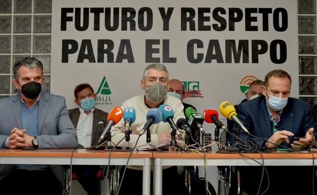 El campo denuncia que está al «límite» y tomará Murcia el día 16 con una 'tractorada'