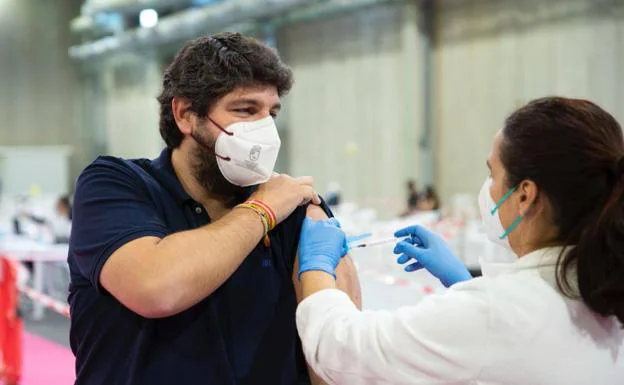Fernando López Miras receives the third dose of the vaccine.
