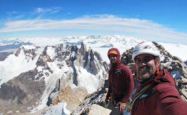 El escalador unionense Juan Carlos Ortiz corona la cima de la Patagonia
