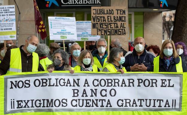 Los 'yayoflautas' de Murcia exigen a los bancos «un trato humano»