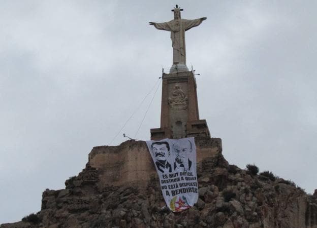 Cuelgan una pancarta gigante con los rostros de Stalin y Lenin bajo el Cristo de Monteagudo