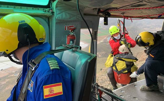 Rescatan en helicóptero a un montañero herido grave al sufrir una caída en Águilas