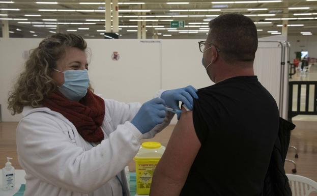 Estos son los efectos secundarios de la tercera dosis de Moderna y Pfizer