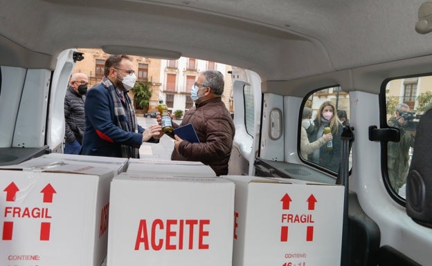 Lorca dona 300 litros de aceite de los olivos municipales a colectivos sociales