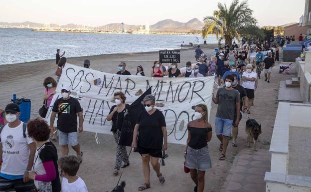 Una treintena de colectivos se concentrarán el sábado en Murcia para exigir medidas de protección para el Mar Menor