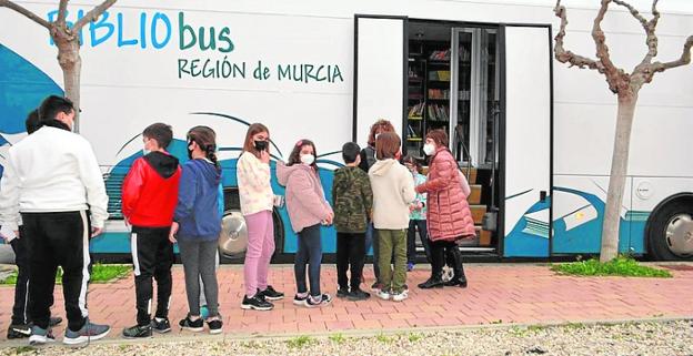 Los bibliobuses suman 2.000 nuevos socios