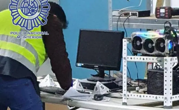 Agents seize equipment intended for the manufacture of cryptocurrencies, fraudulently, in a Santiponce ship.