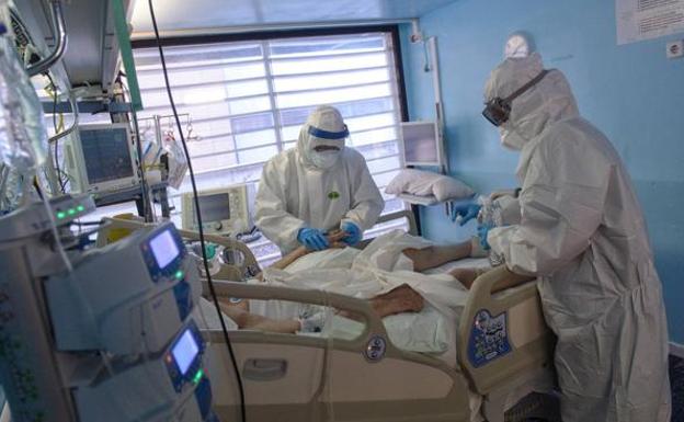 Health workers attend to a patient with coronavirus in a hospital in Murcia, in a file image.