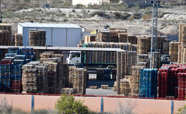 Hacienda asesta un golpe al sector de los palés por un fraude multimillonario