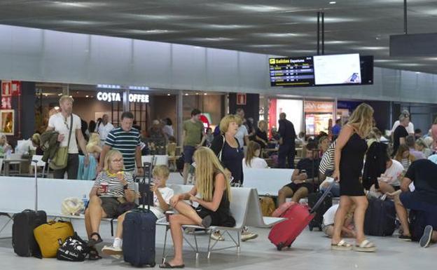 Denuncian que Aena se salta la ley con las tiendas del aeropuerto de Corvera