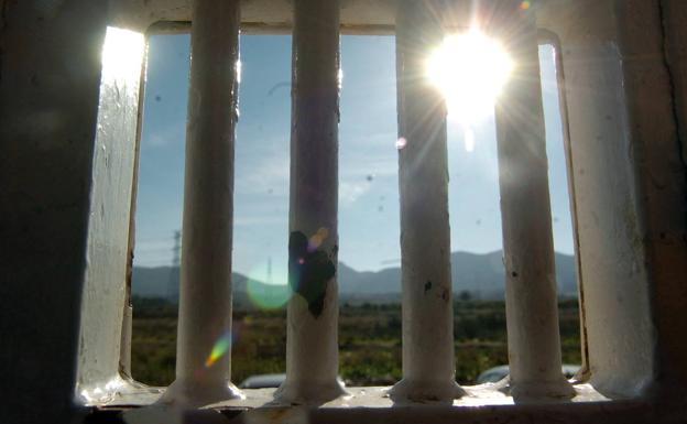 Detienen a un funcionario de Sangonera por estafar grandes sumas a reclusos