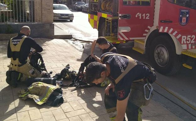 Atienden a una mujer por inhalación de humo en el incendio de su vivienda en la pedanía murciana de El Esparragal