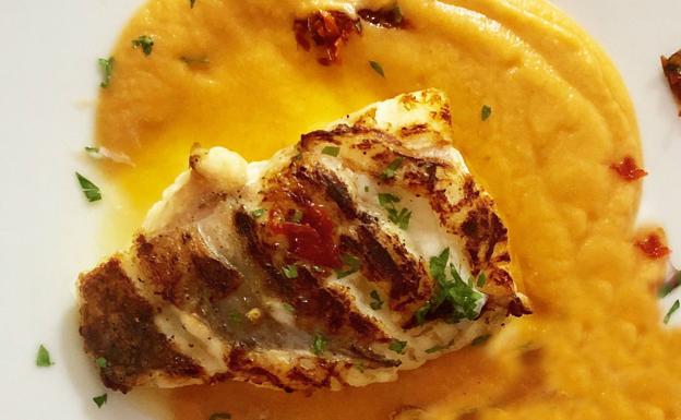 Rape sobre crema de calabaza