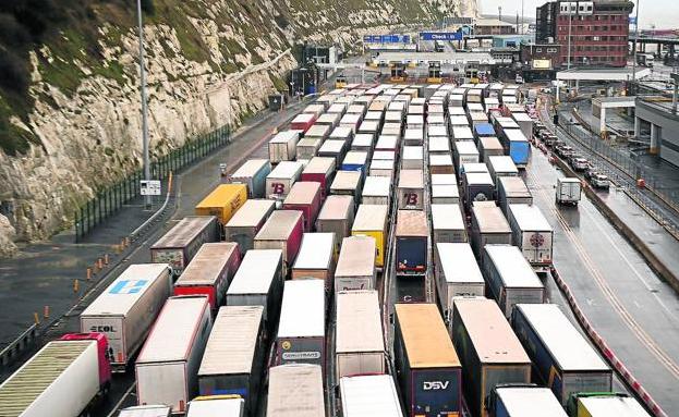 Dozens of trucks try to advance in the English port of Dover.