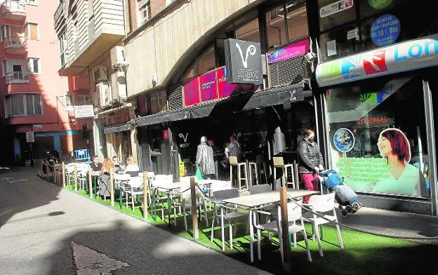 One of the terraces authorized by the pandemic that occupy parking spaces in the city center. 