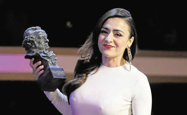 Candela Peña, with one of her Goya awards. 