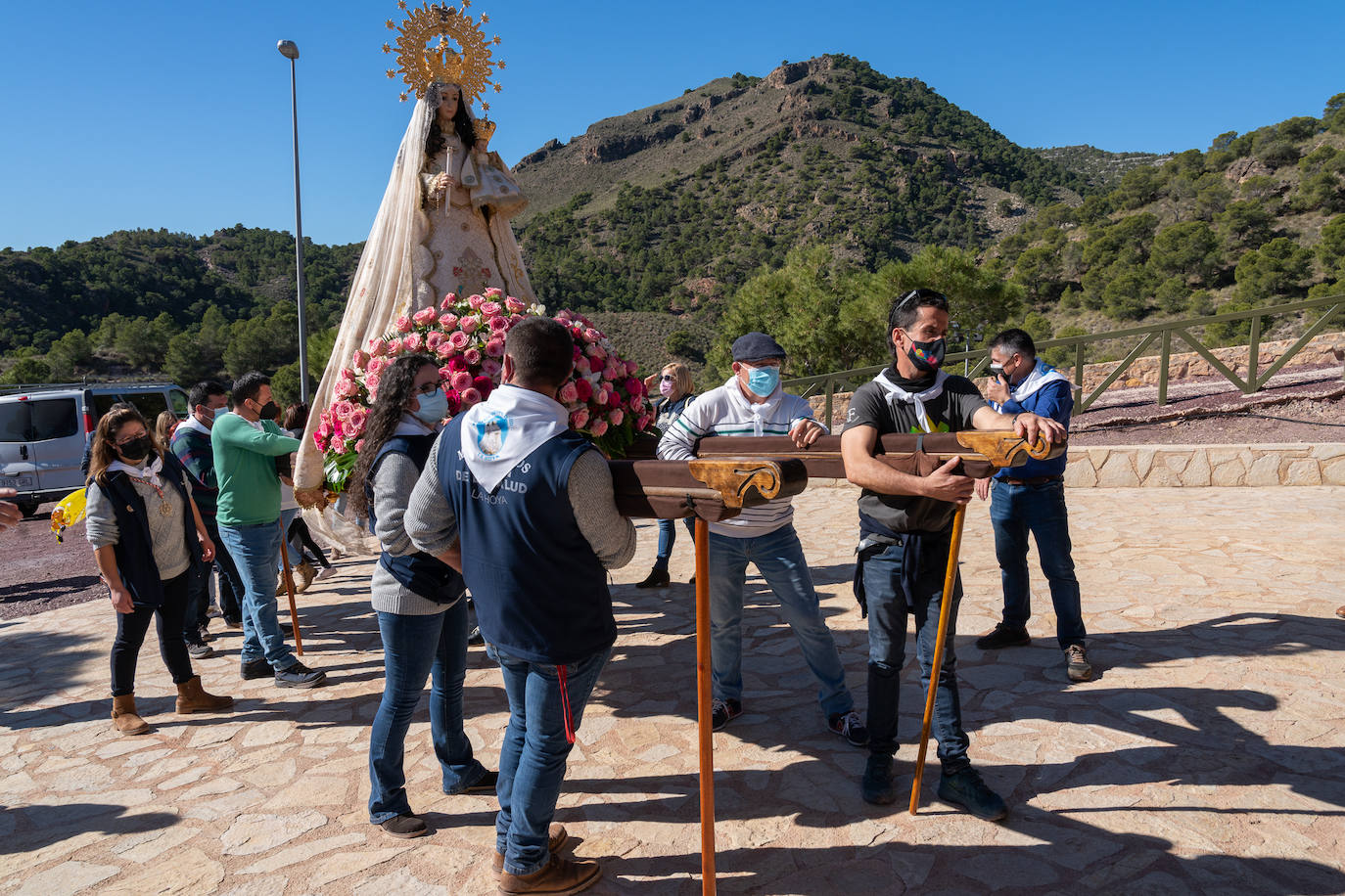 La Virgen de la Salud de La Hoya, en el monte con su cuadrilla