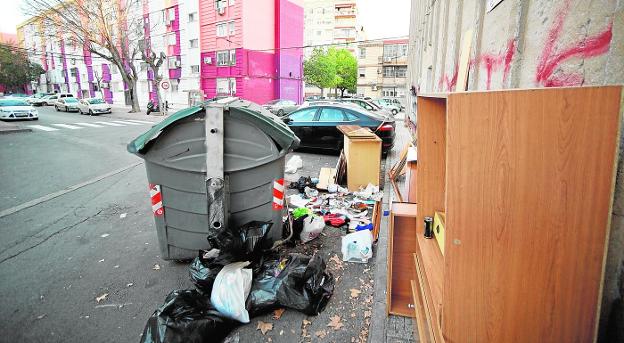 Garbage and dirt accumulated next to a container located in the Murcian neighborhood of La Paz, whose regeneration and that of La Fama requests the Municipal Board of the Eastern District. 