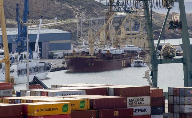 El tráfico de mercancías baja, pero el Puerto de Cartagena se consolida como el más importador de España