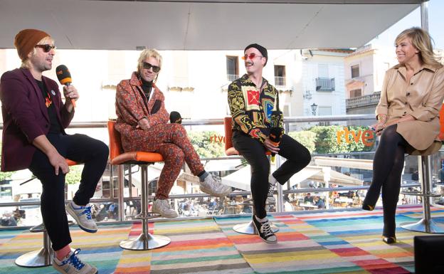 Varry Brava pasa por el autobús de 'La Gran Consulta' de RTVE que paró este jueves en Murcia