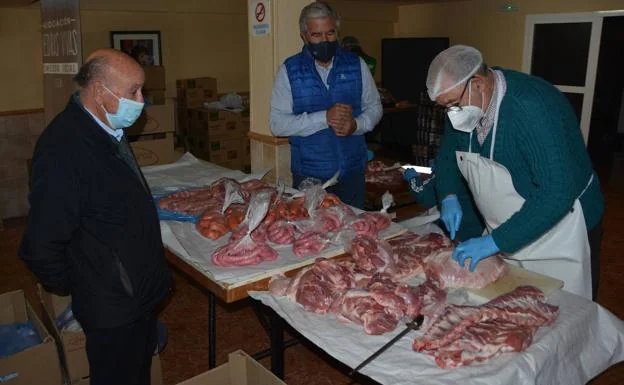Fecoam farmers donate 200 kilos of meat to the Cieza soup kitchen.