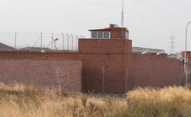 El juez acusa al jefe de servicio de la prisión de Sangonera de introducir drogas por dinero